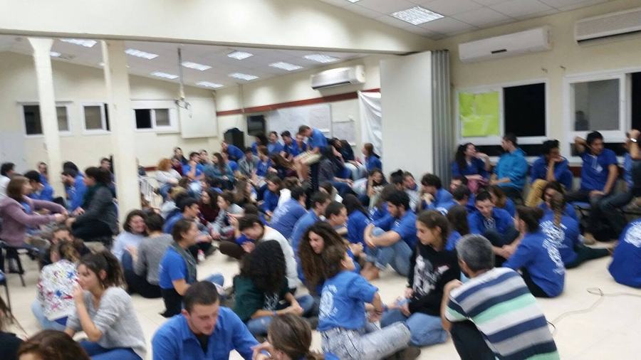 תלמידים בפעילות גיבוש קבוצתית