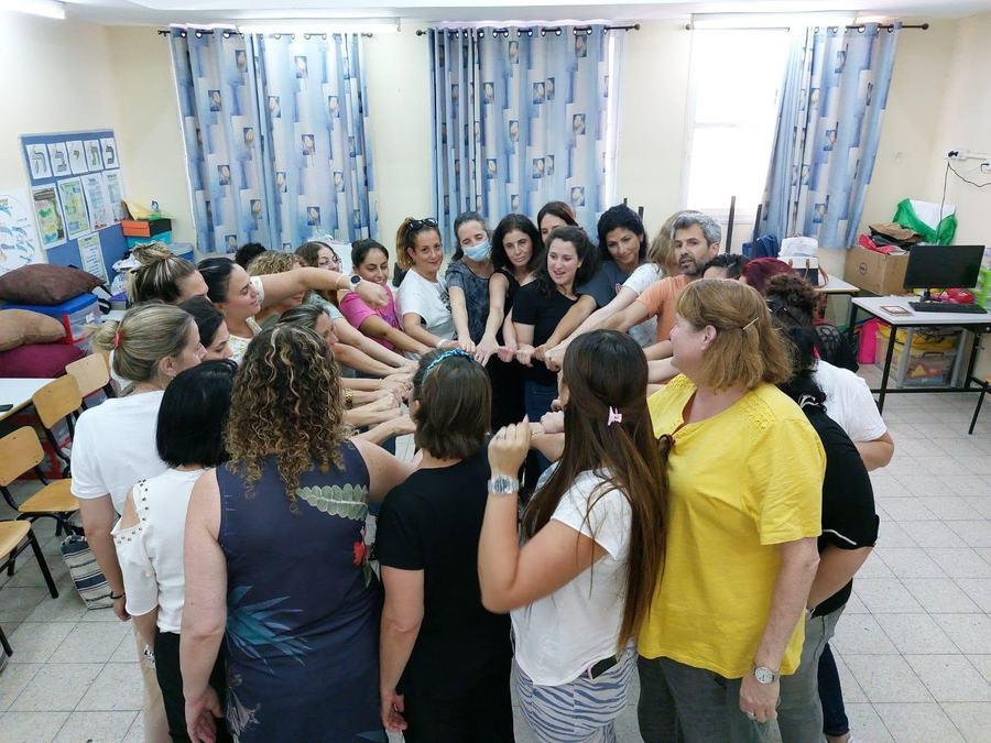 צוות מורות בתרגיל שרשרת ידיים בכיתה