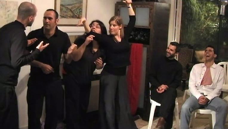 קבוצת שחקנים מאלתרת סצנה מלאת תנועה באירוע משפחתי