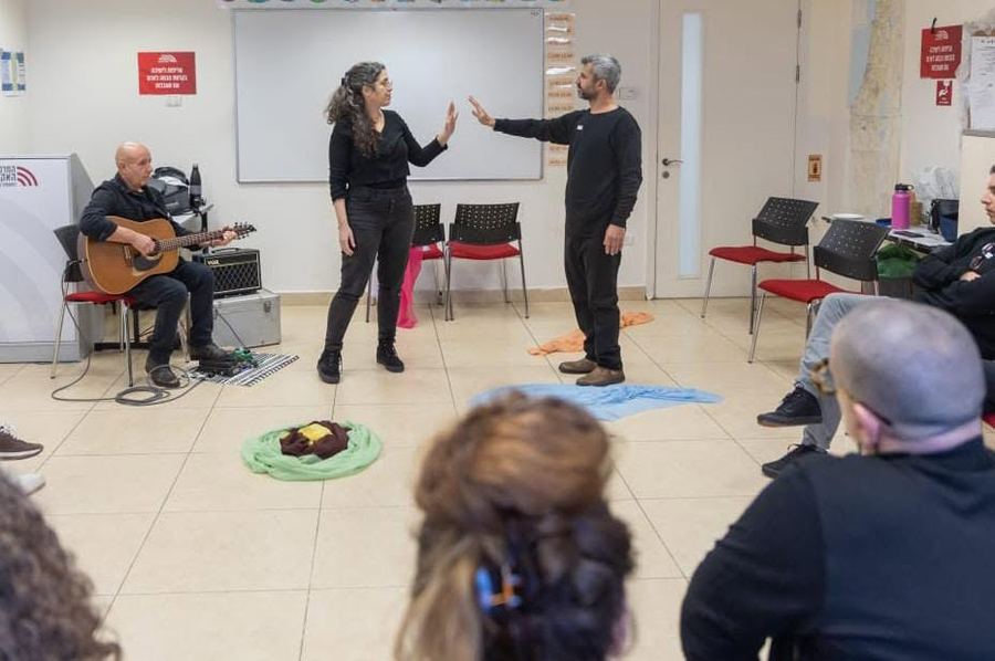 מנחה וגיטריסט בליווי מוזיקלי לסדנה